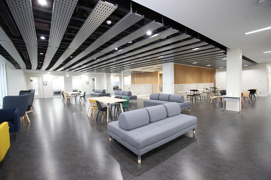 ラーニングコモンズ ©フォトスタジオウスタ