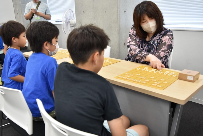 指導対局に臨む中澤女流二段