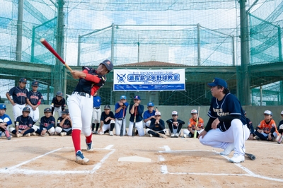里崎さんにバッティングの指導を受ける選手
