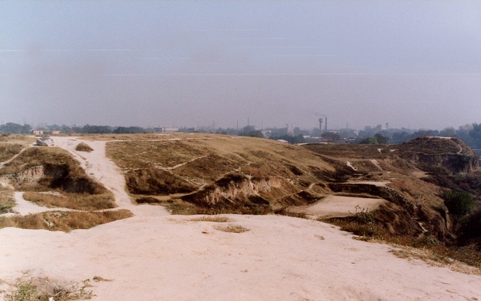 写真１　含元殿の基壇（西から）　1991年筆者撮影