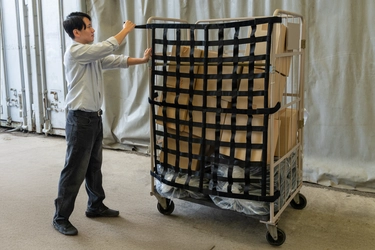 中東情勢の影響で“荷崩れ防止ラップ不足”が深刻化　 五常の繰り返し使えるカゴ台車カバー「コボサンクス」の 問い合わせが前月比2倍に増加！