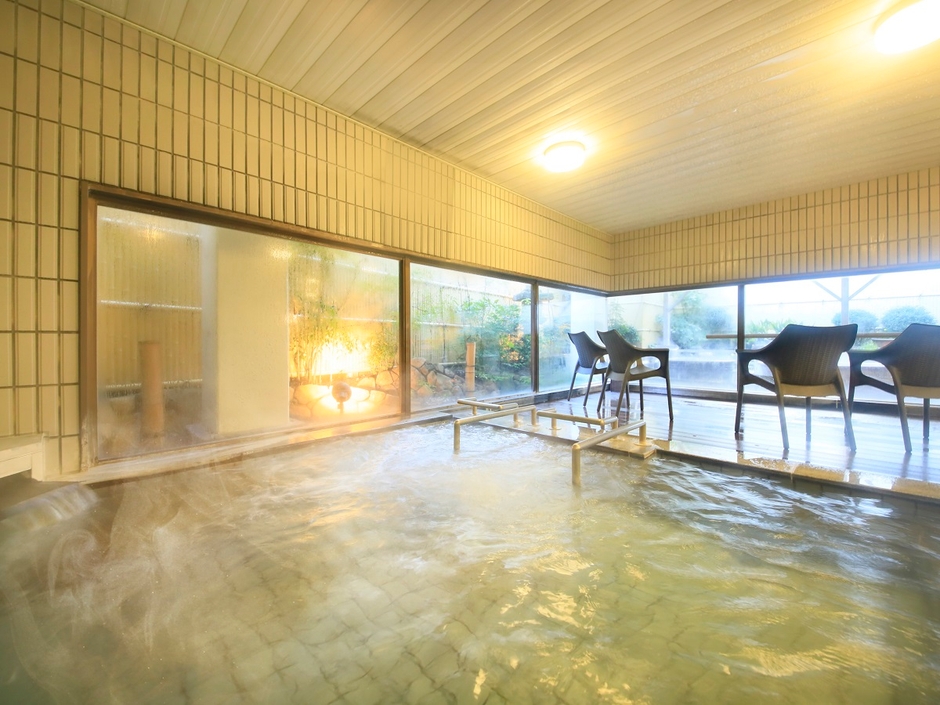 陽光たっぷりの開放的な<大浴場>