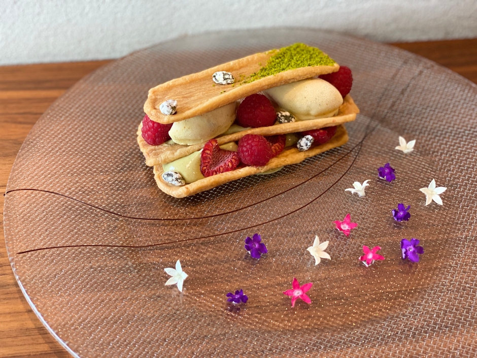 「Seiichiro,NISHIZONO」「ミルフィーユ・ア・パリ」プティガトー2,100円(イートインのみ・要予約)