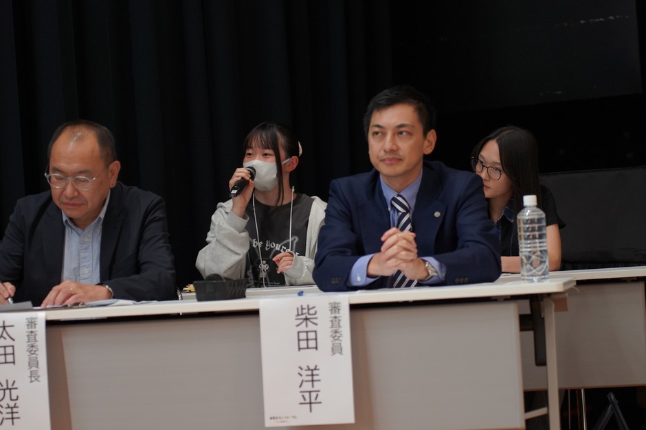 審査の様子。専門審査員と高校生審査員が、それぞれの立場から発表者の実践や判断に向き合った。左は審査委員長の太田 光洋さん、右は審査委員の柴田 洋平さん。