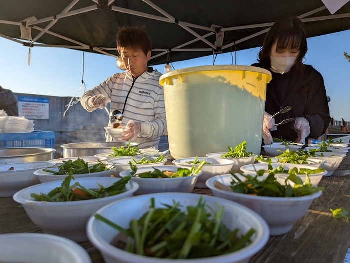 せり鍋を取り分け