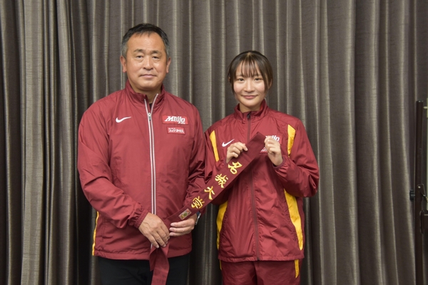 たすきを手にする米田監督と米澤キャプテン