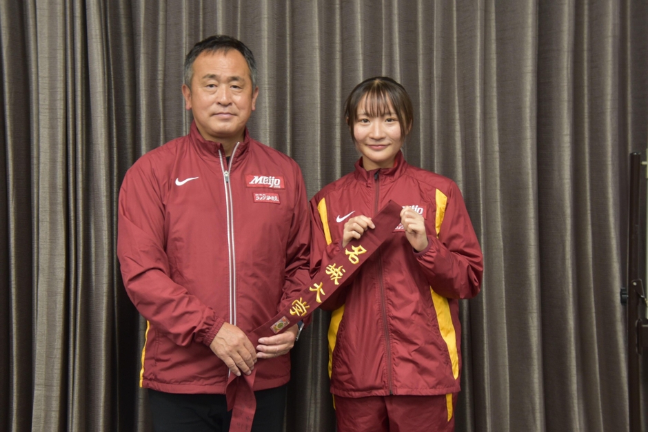 たすきを手にする米田監督と米澤キャプテン
