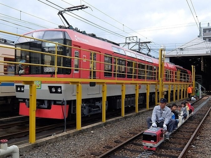 本物の「きらら」と並ぶミニ電車「きらら」