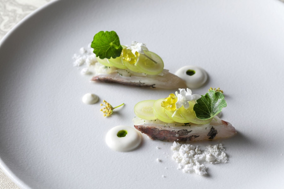 縞鯵とシャインマスカットのカルパッチョ ディルと山葵の香り アンディーヴのコンディメントと共に