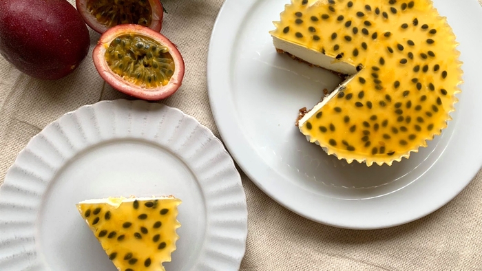 写真はリターンとして提供する「農薬不使用パッションフルーツのレアチーズケーキ」