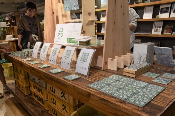 「かさはらのタイル産業とPiO TILE」の展示。レイアウトなどは谷田研究室の学生たちが担う