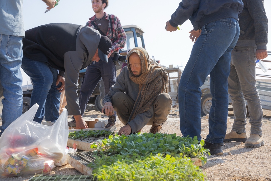 パレスチナ人家庭に食糧支援を届けるイスラエル人やパレスチナ人たち