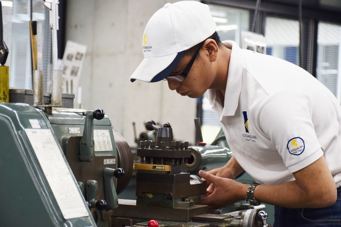 学内での新車両製作の様子