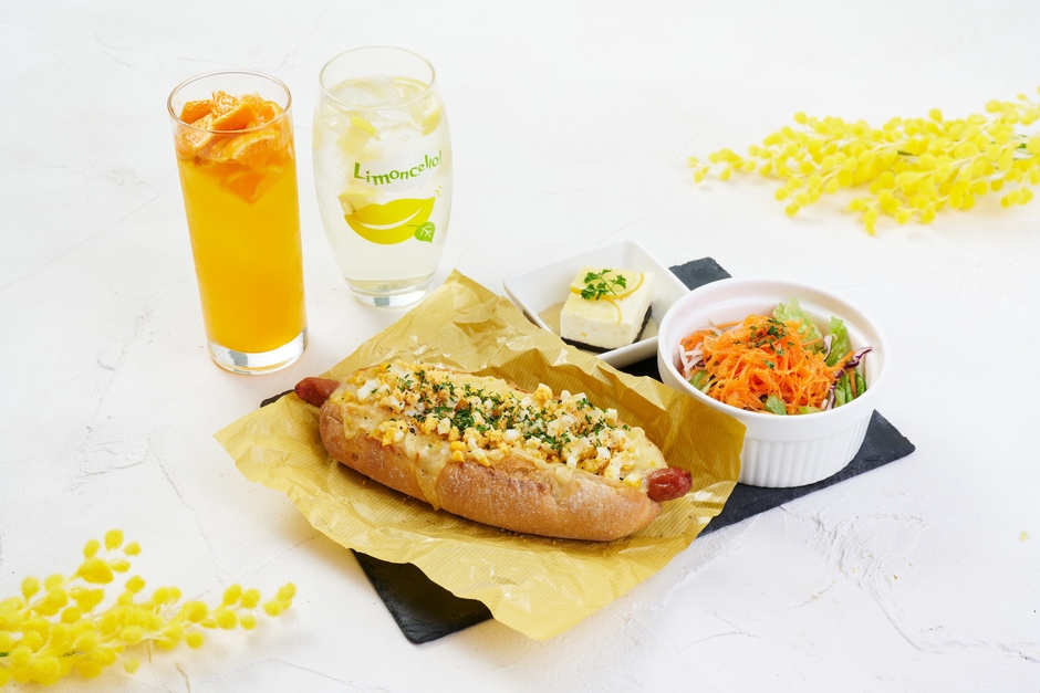 La Petite Fromagerie ～小さなチーズの店～ 「ミモザラクレットドッグプレート」 1,000円　※ドリンク除く ※テイクアウトはラクレットドッグのみ