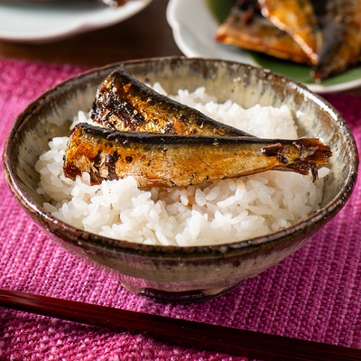 ほかほかのご飯に乗せた「三河の佃煮 いわし甘露煮」
