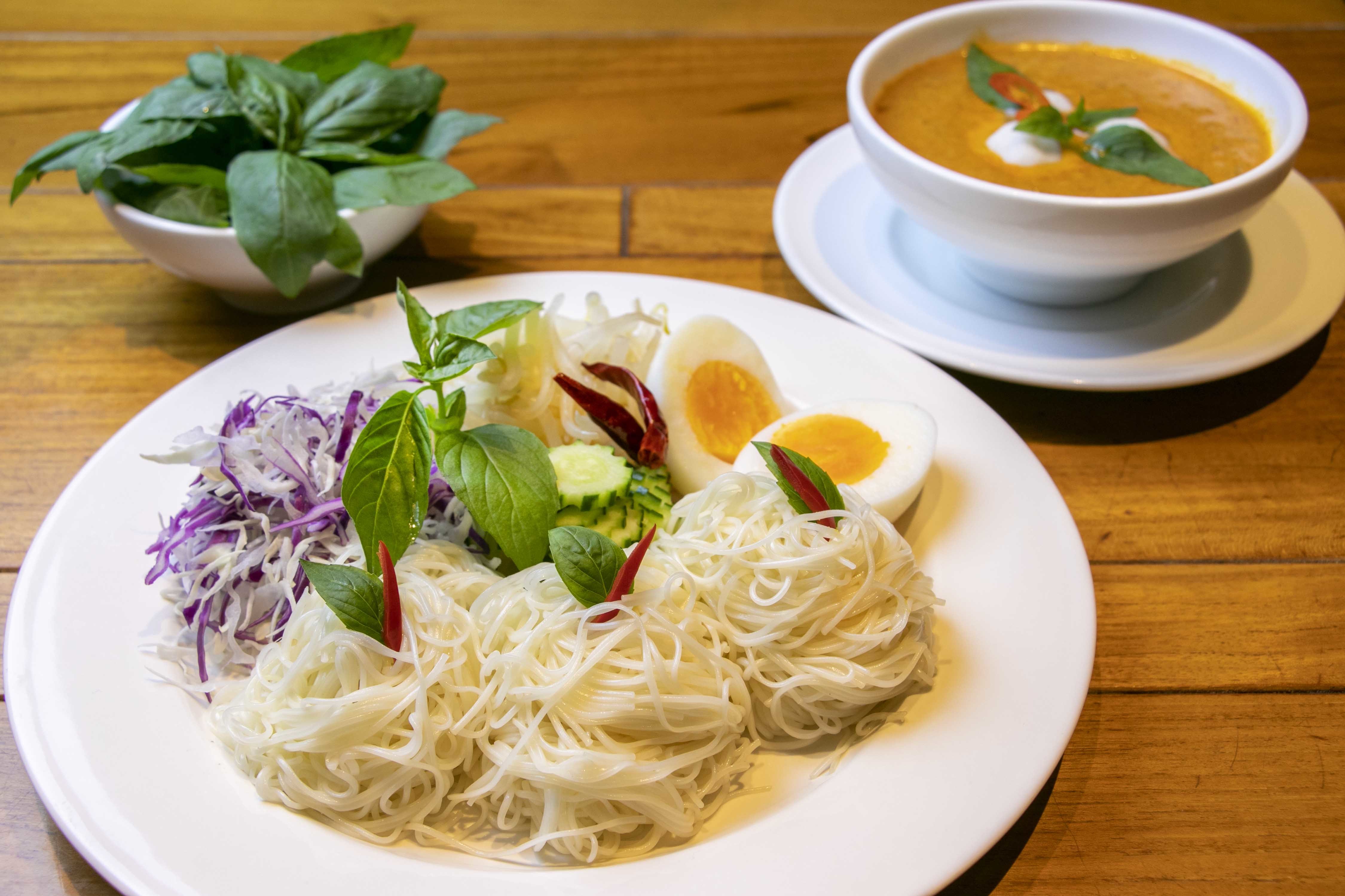 【おすすめ】~カノムジーン・ナムヤー・サイ・バイホラパー フレッシュカレーつけそうめん、たっぷりホラパー添え~ 1,280円(税込み)