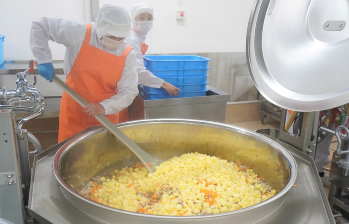 南エリア中学校給食センター内 調理風景