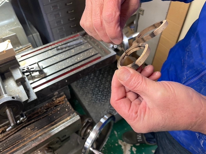 鯖江の眼鏡職人が手作業で製作