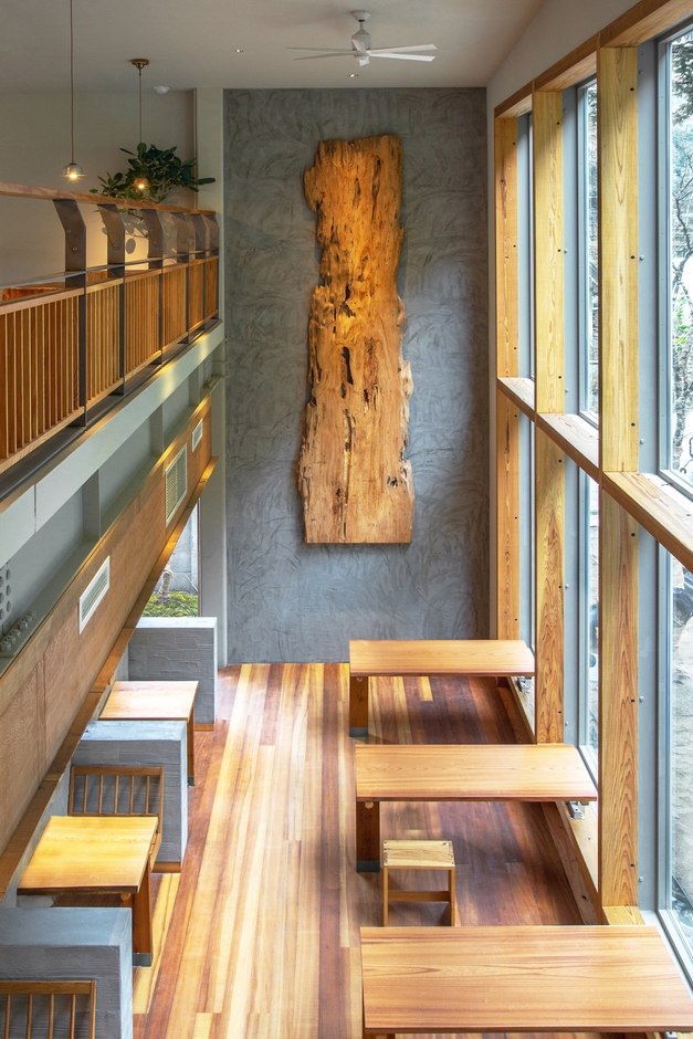 屋久杉のオブジェ(発酵料理『孚 ふぅ』)