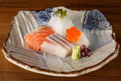 <夕食一例>本日の鮮魚のお造りや握り寿司も