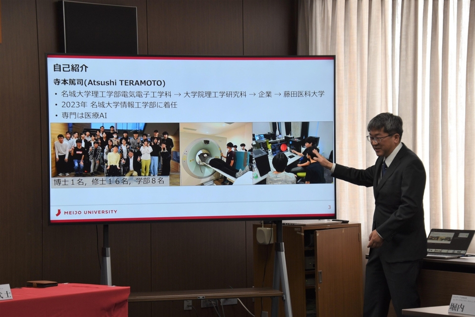 研究内容を紹介する寺本教授