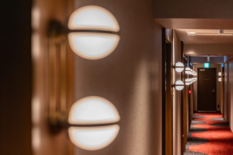 <客室階 廊下> ノスタルジックなオリジナル照明
