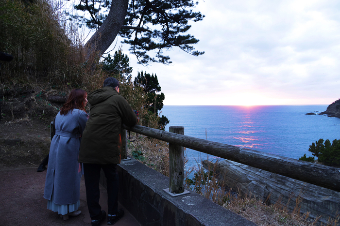 堂ヶ島で、水平線に沈む夕日の美しさにしばし時を忘れる。