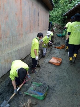 昨年の復興支援ボランティアの様子(福岡県朝倉市)