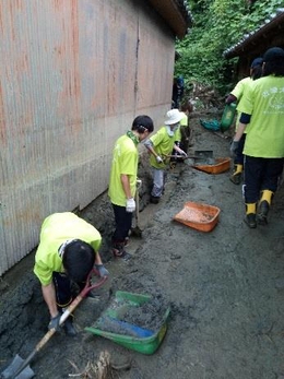 昨年の復興支援ボランティアの様子（福岡県朝倉市）