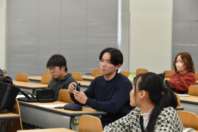 質問する学生
