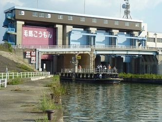 ～天満橋・八軒家浜と枚方を結ぶ定期観光船～ まちの賑わいと連携した舟運「淀川浪漫紀行」を、2019年度は増便して運航