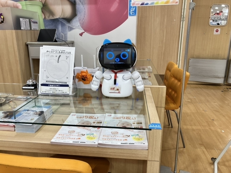 店頭にいるスマートロボットKebbi