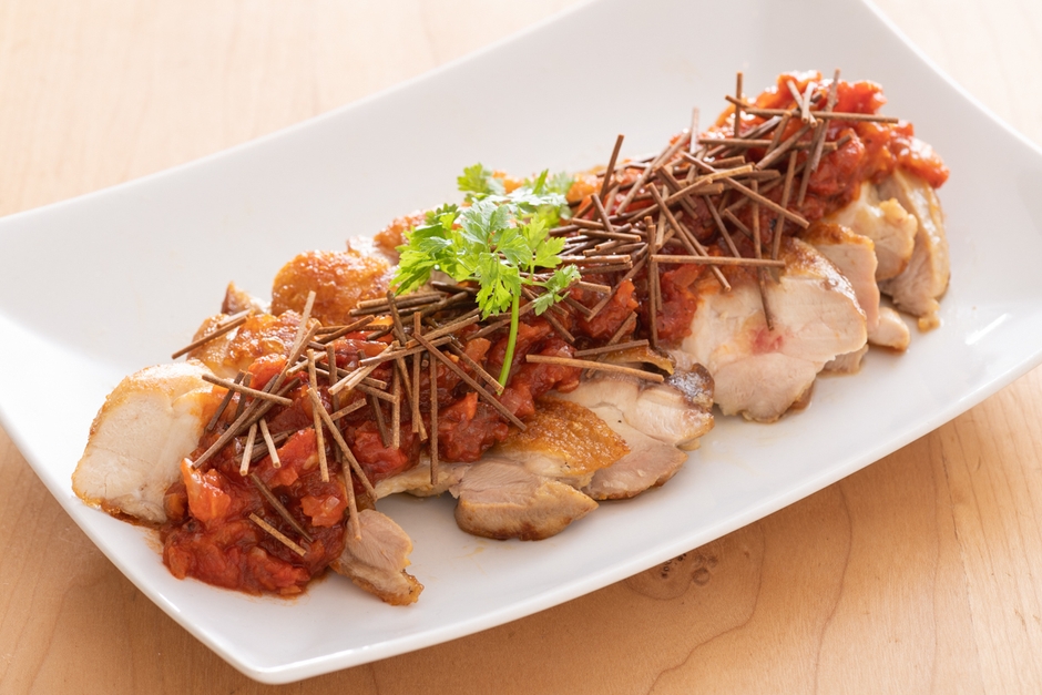 トマトソースチキンソテーの揚げそばがけ