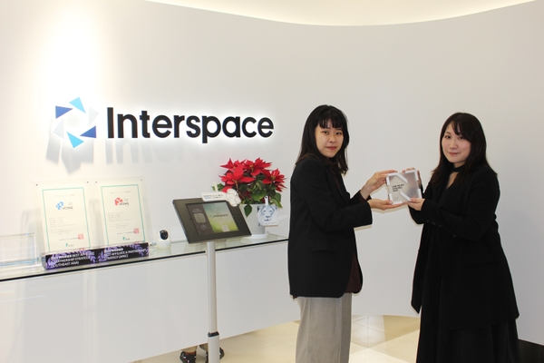 トロフィーを受け取る「ママスタ」LINE編集部担当（右）   