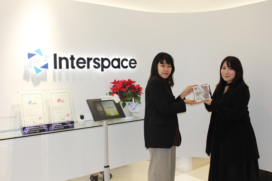 トロフィーを受け取る「ママスタ」LINE編集部担当（右）   