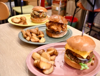 暑い季節こそ辛いバーガーが美味しい！ 台東区のクラフトバーガー店が真夏のカレーフェア開催