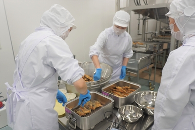 南エリア中学校給食センター内  調理風景