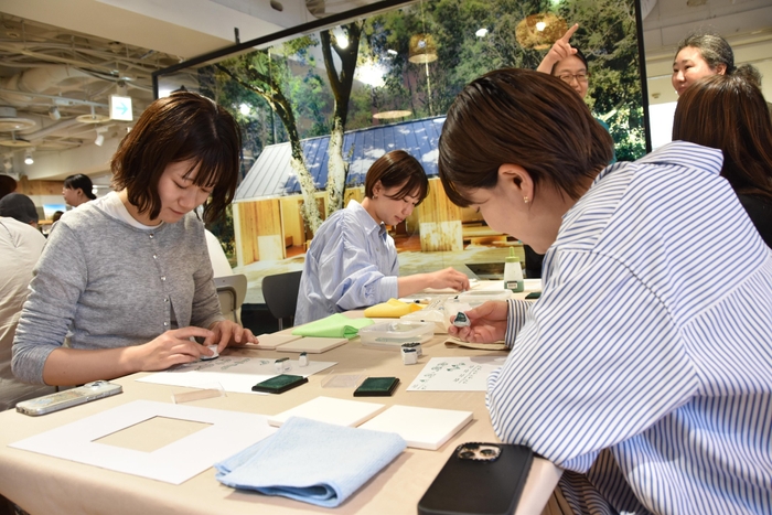カケラ模様のスタンプでデザインを考える参加者