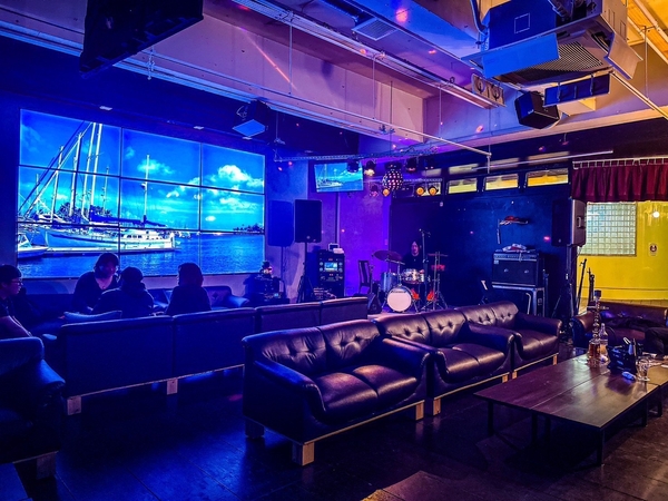 おしゃれな空間で、生バンドカラオケの高揚感も、シーシャで過ごす静かな時間も。