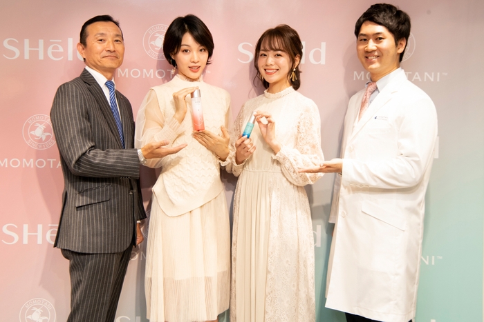 左から右へ:桃谷順天館の執行役員・和田 寛、馬栗さん、黒田さん、桃谷順天館中央研究所の関根 大輝