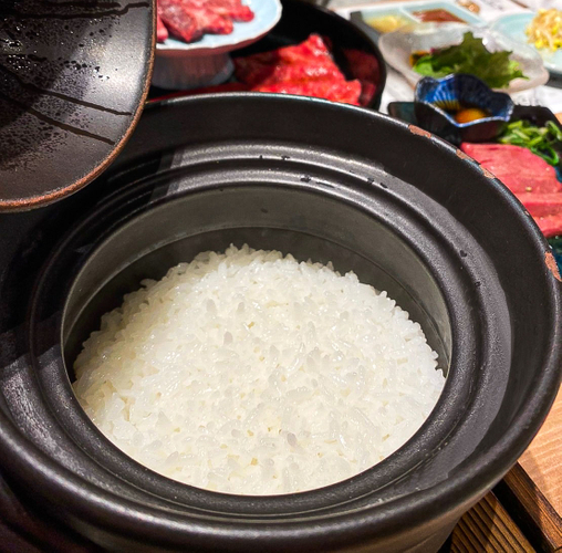 銘柄を厳選して土鍋で炊き上げたご飯