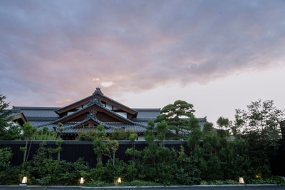 夕暮れに染まる、情緒あふれる旅亭櫂の外観