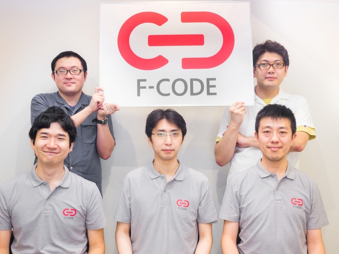 ▲(写真)上段:正面左から、顧問就任した水島氏、麻植氏/下段:正面左から商品担当取締役 門田、チーフアーキテクトに就任した中村、CTO 松坂