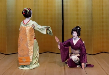 京都で“芸妓・舞妓”と草間彌生が4月30日まで共演！　 都をどりの特別展・草間彌生の初期作品含める80点を展示