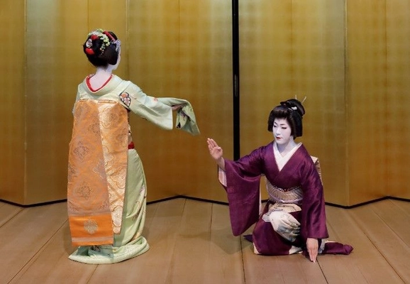 京都で“芸妓・舞妓”と草間彌生が4月30日まで共演！　 都をどりの特別展・草間彌生の初期作品含める80点を展示