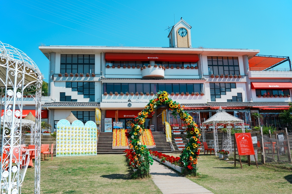 ▲のじまスコーラ「フラワーアーチとイエロー風車」