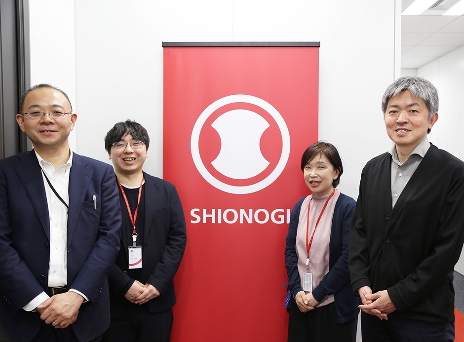 (左から)調達戦略グループ　高須様、井上様、南様、高見様