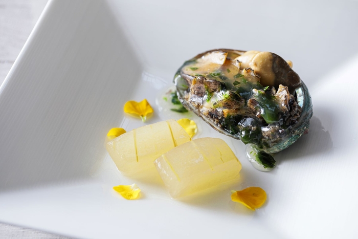 奥尻産蝦夷鮑のソテー 日高産若芽と柚子の銀餡ソース