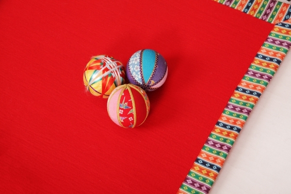 可愛らしい手まり細工