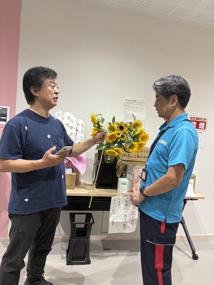 避難所では、お花好きの方が自然と”お花係”になってくださることがあります。無理のない範囲で花と触れ合う時間が、心を和らげる小さな支えになります。